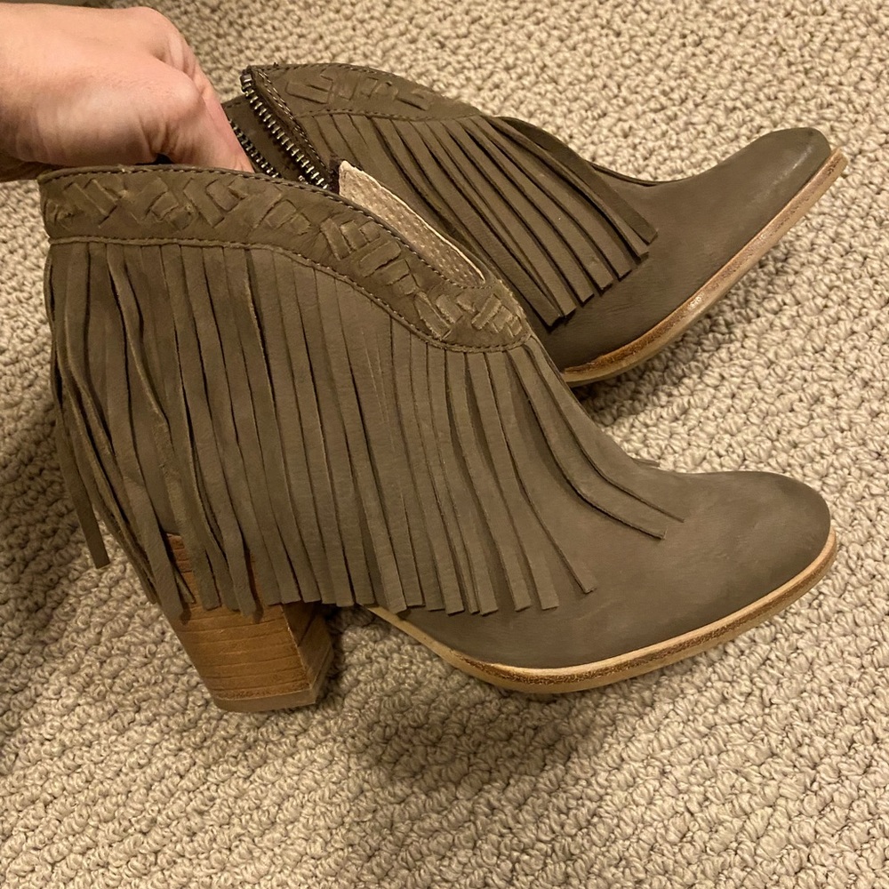 Seychelles fringe bootie. Size 6. Super cute!